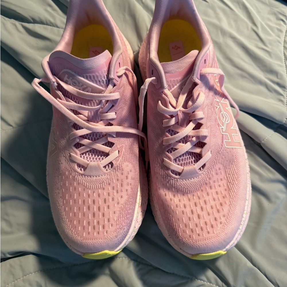 Hoka Mach 6 Pink Athletic Shoes with Breathable Mesh and Lightweight Design